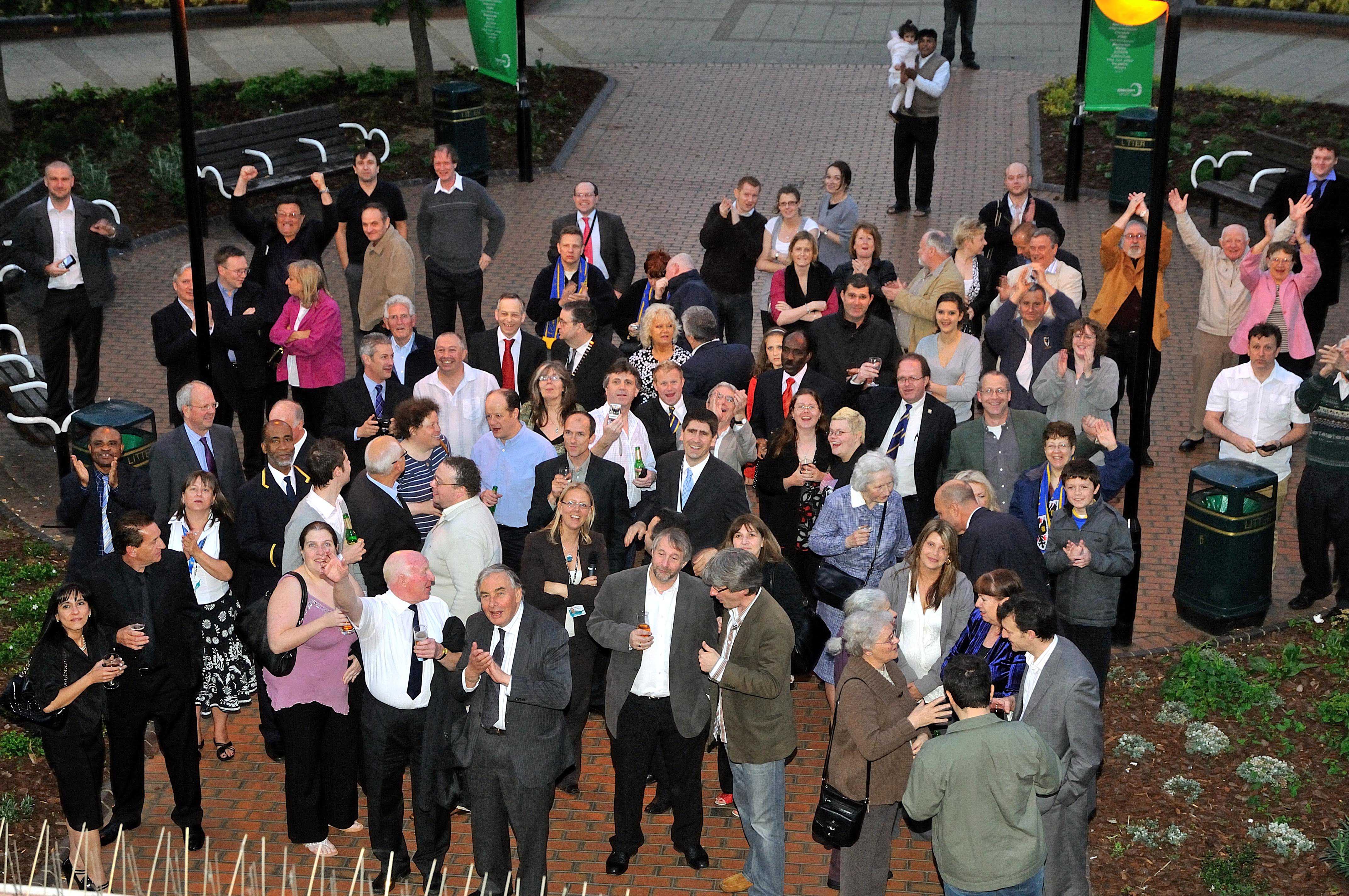 The guests applaud the team.